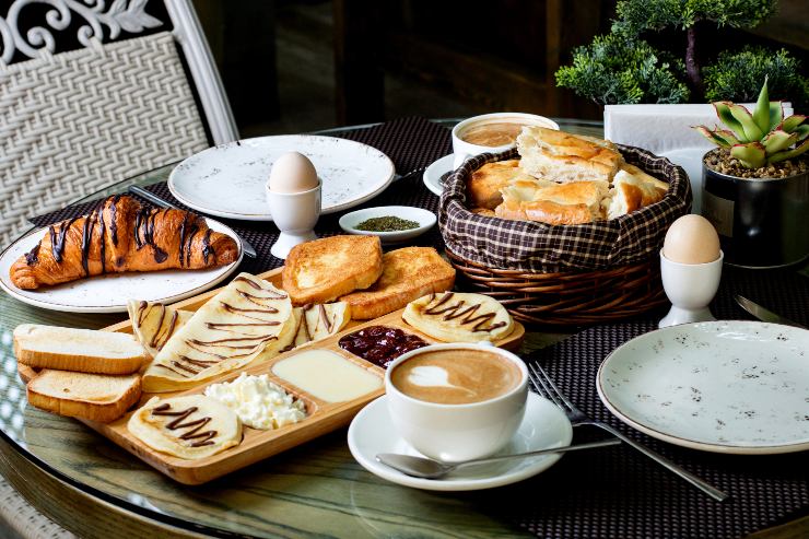 Un tavolo al bar pieno di cibo per la colazione