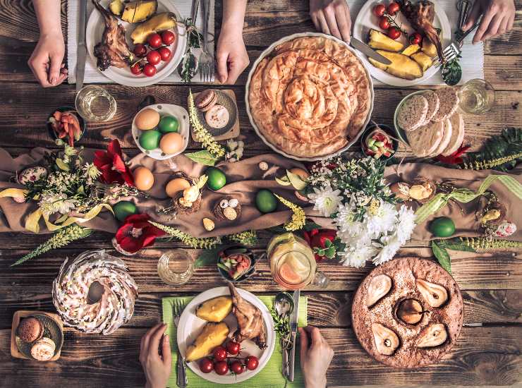 Una donna in cerca di aiuto in cucina