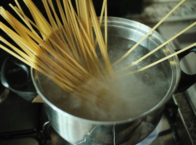 Acqua della pasta e sale (pexels.com) - romagnaatavola.it