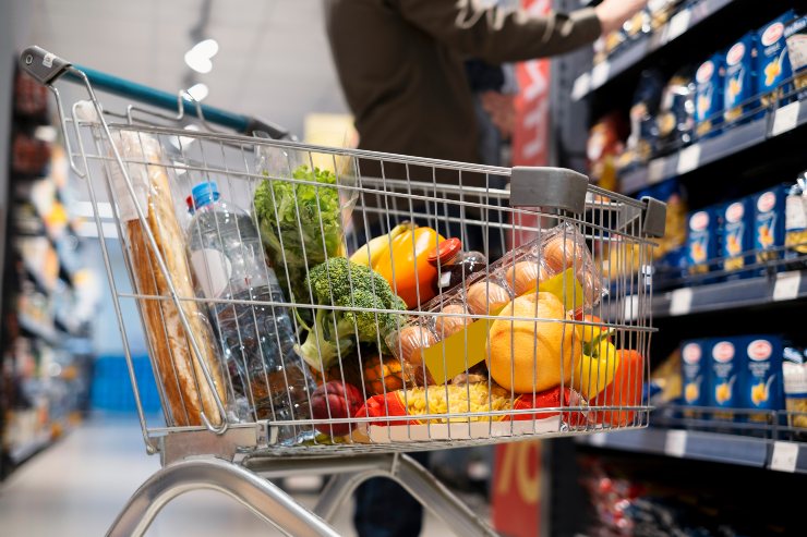 Carrello pieno in un supermercato