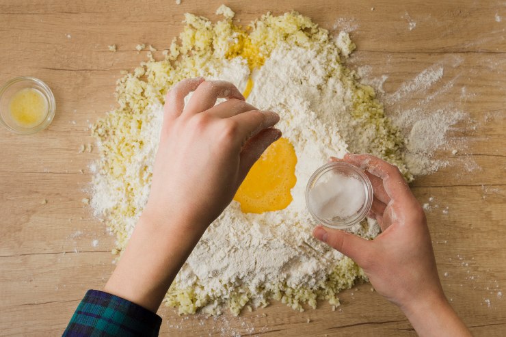 Una persona che prepara un dolce