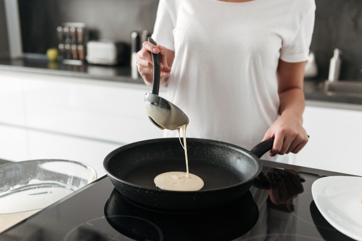 Una persona che cucina le crepes