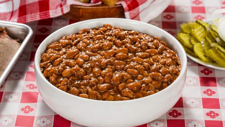 fagioli cotti in ciotola bianca