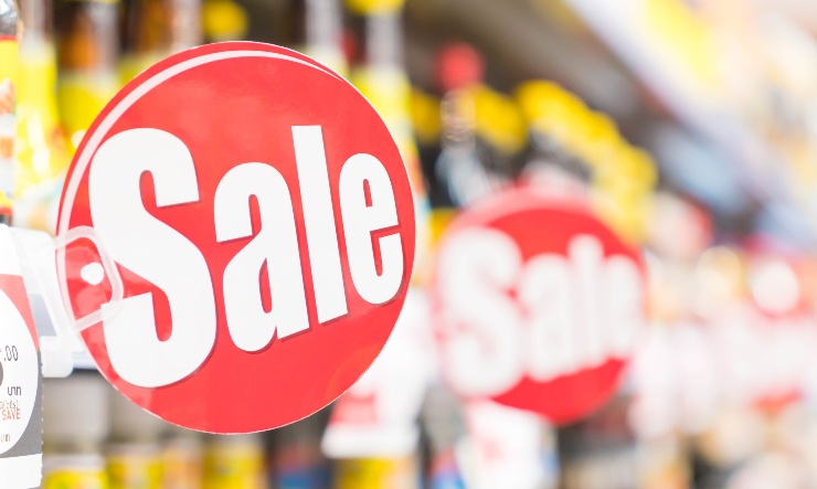 Cartello di offerta tra le corsie di un supermercato