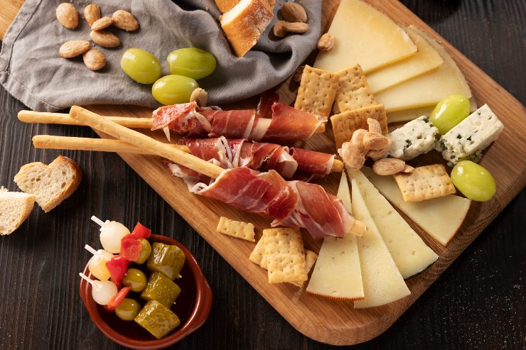 Tagliere di affettati e formaggi su un tavolo 