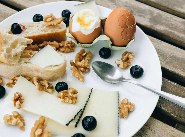 piatto con uova sode noci e formaggio