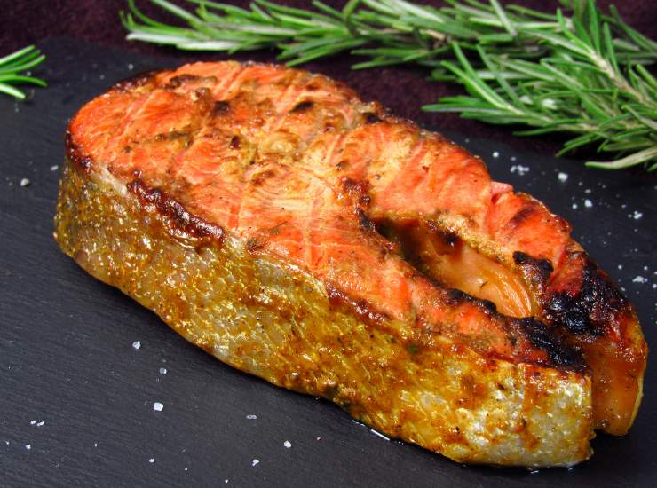 trancio di salmone alla griglia con rosmarino