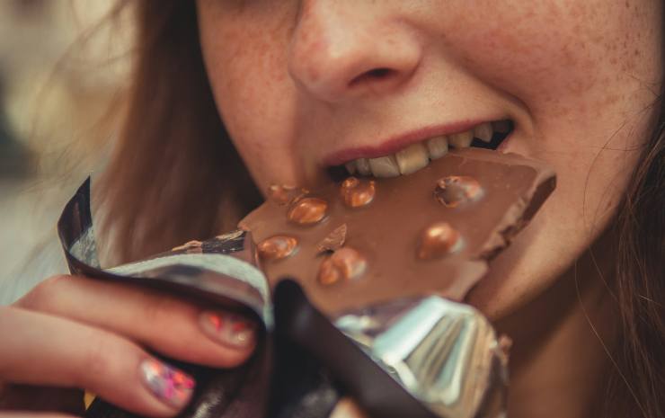 ragazza che mangia cioccolata