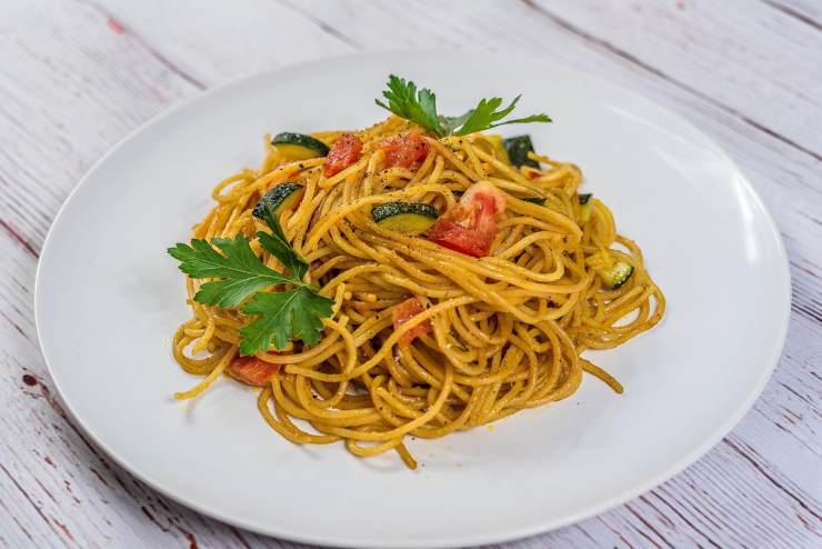 spaghetti con zucchine e pomodori
