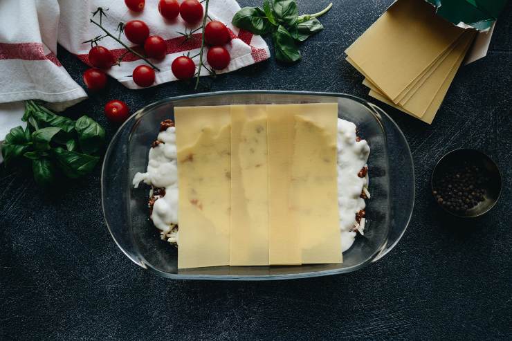 preparazione della lasagna in teglia
