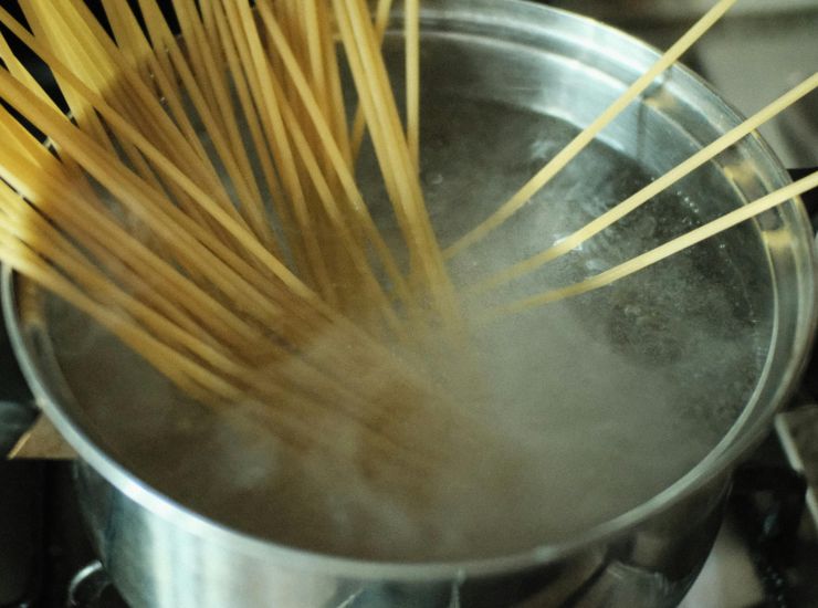Acqua della pasta salata (pexels.com) - romagnaatavola.it