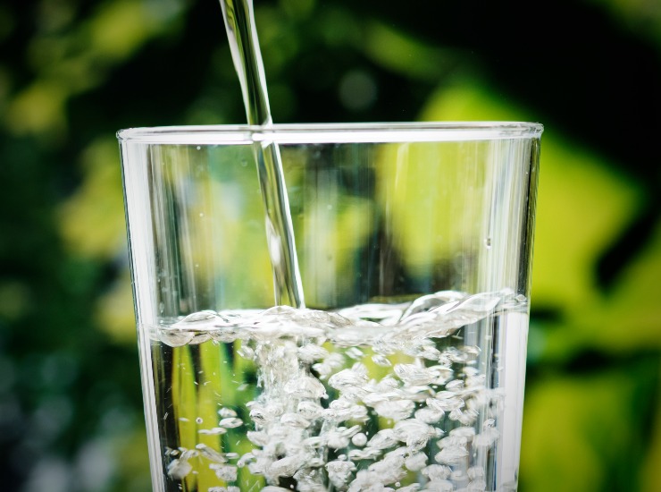 Acqua frizzante in un bicchiere