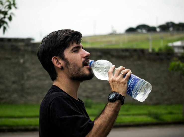 Bere acqua (pexels.com) - romagnaatavola.it