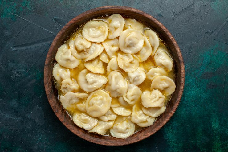 Un piatto di cappelletti in brodo