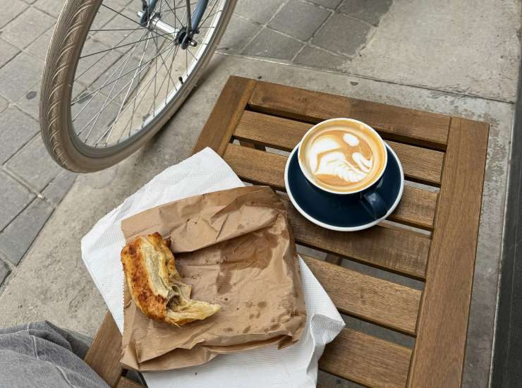 Colazione all'aperto nel borgo (pexels.com) - romagnaatavola.it