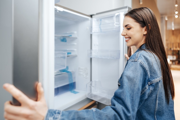 Una persona contenta osserva il freezer pulito