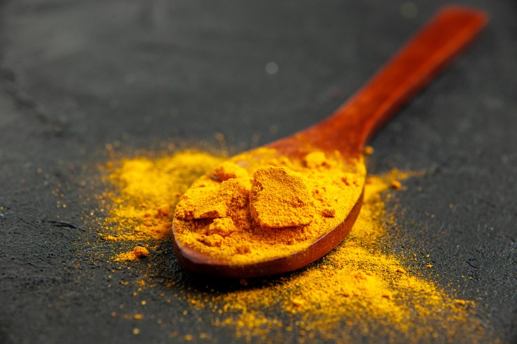 Curcuma su un cucchiaio