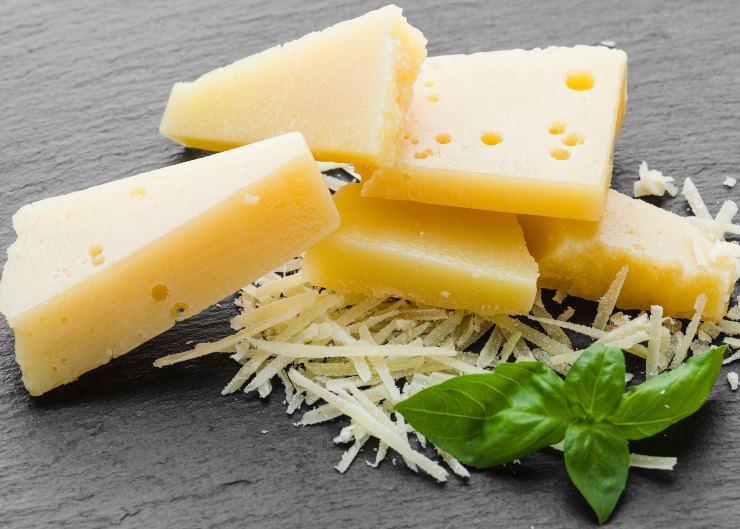 Pecorino a pezzi su un tavolo