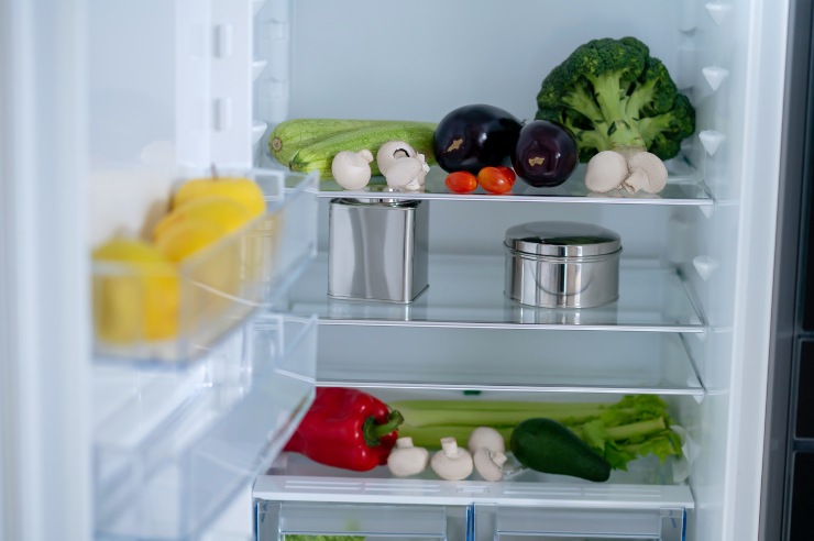 Frigorifero con cibo all'interno