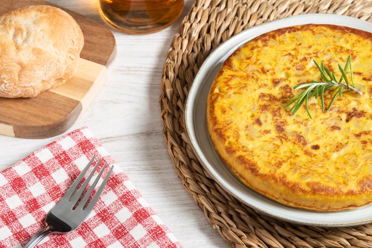 Una frittata in un piatto