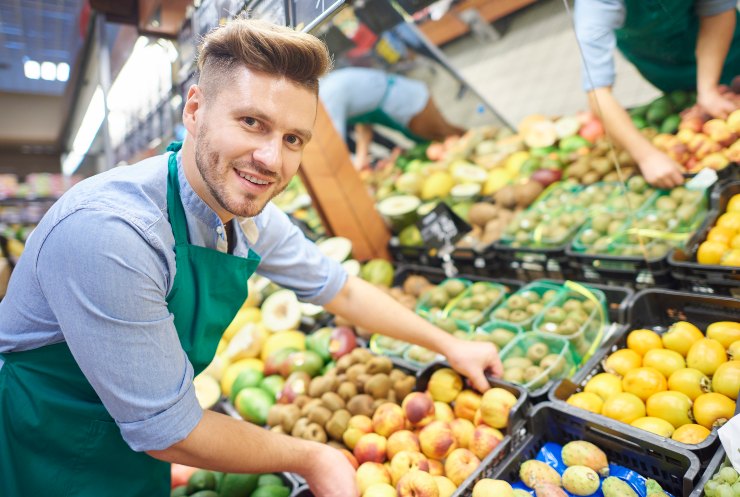 Fruttivendolo al supermercato