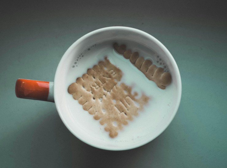 Latte e biscotti (pexels.com) - romagnaatavola.it