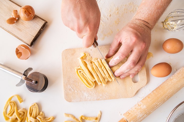 Una persona prepara la pasta fresca