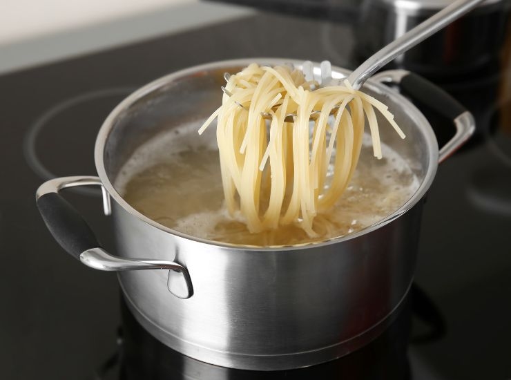 Pasta che si incolla alla pentola