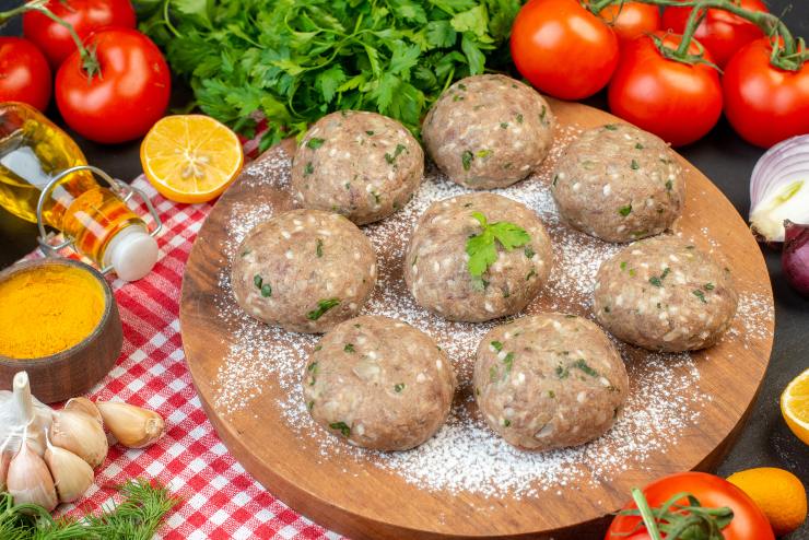 Polpette crude su un tagliere