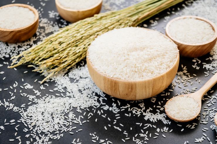 Riso crudo dentro ciotole di legno