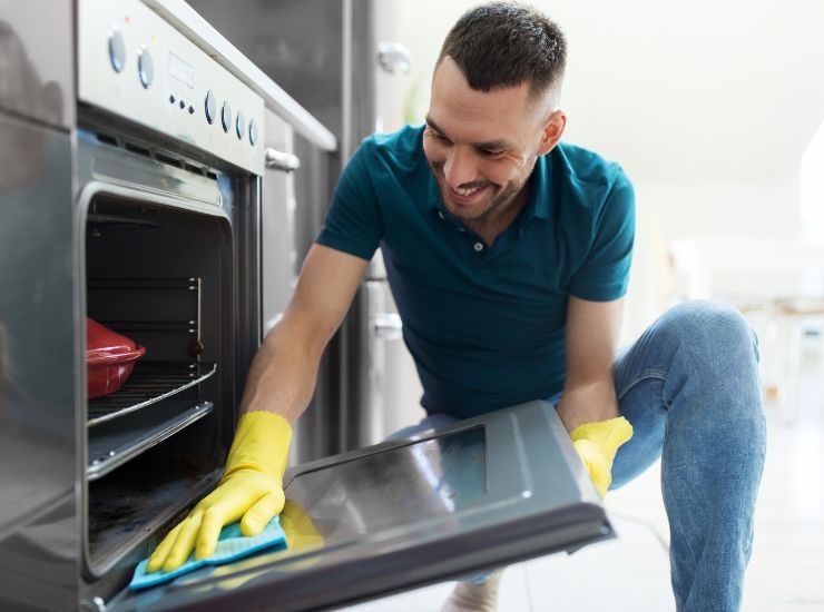 Rimedi per forno incrostato