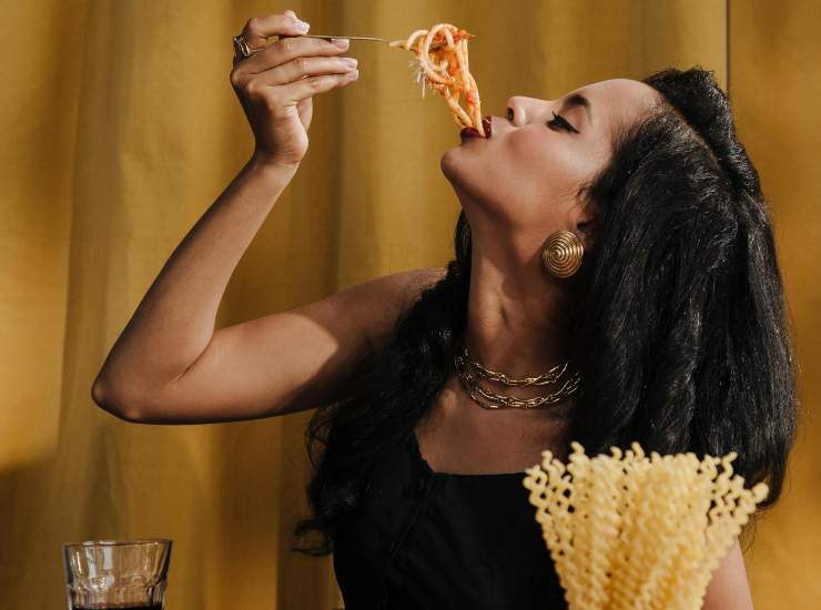 donna che mangia pasta
