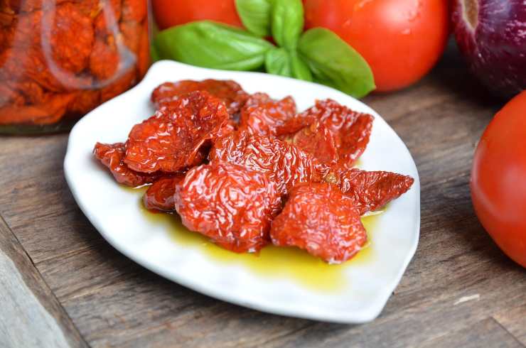 pomodori secchi in piatto bianco