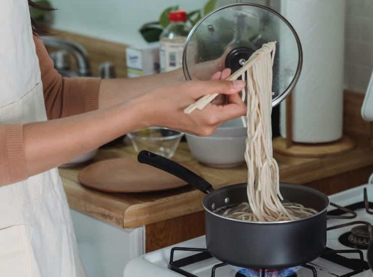 donna che cucina la pasta