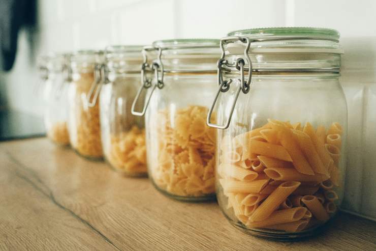 barattoli di vetro con pasta