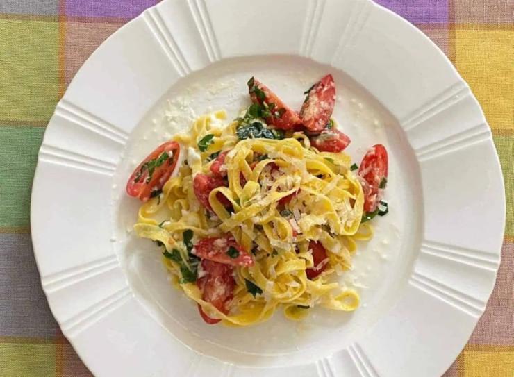 tagliatelle su piatto bianco