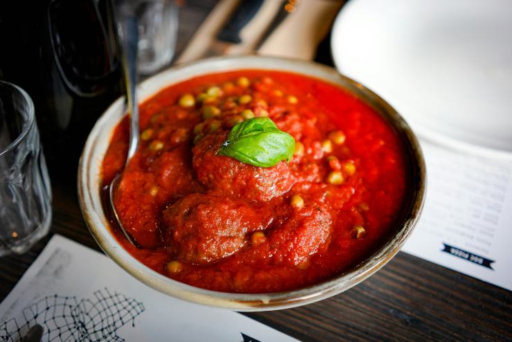 polpette al pomodoro con piselli