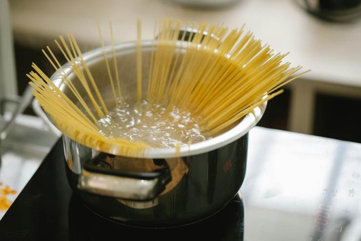 spaghetti in pentola con acqua 