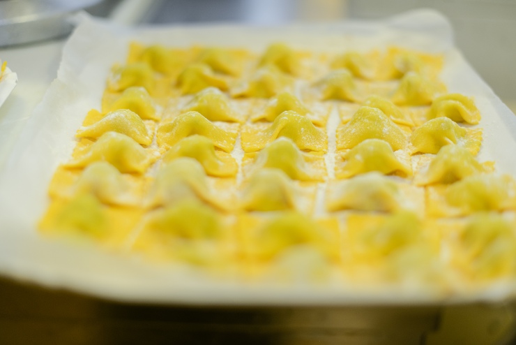 Tortellini freschi su un vassoio