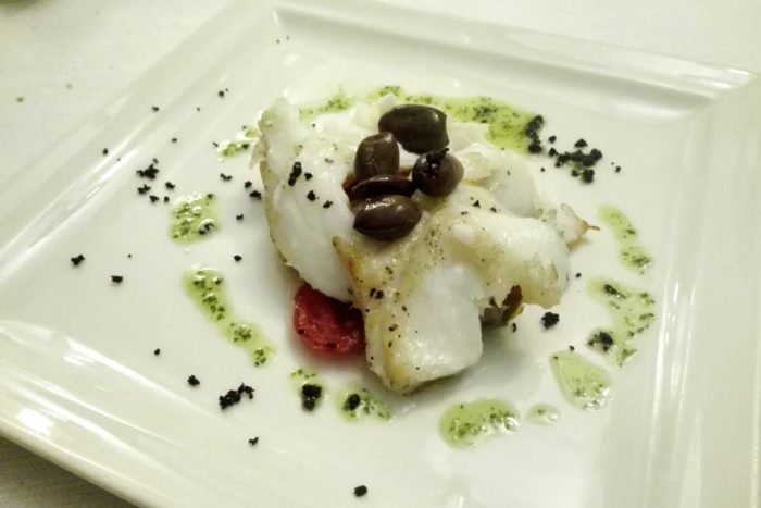 Baccalà sfogliato con olive taggiasche e pomodorini - Ristorante Insolito - Russi