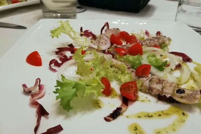 Canocchie con indivia, radicchio, pomodorini ciliegino e cipolla di Tropea - L'O Osteria - Lugo