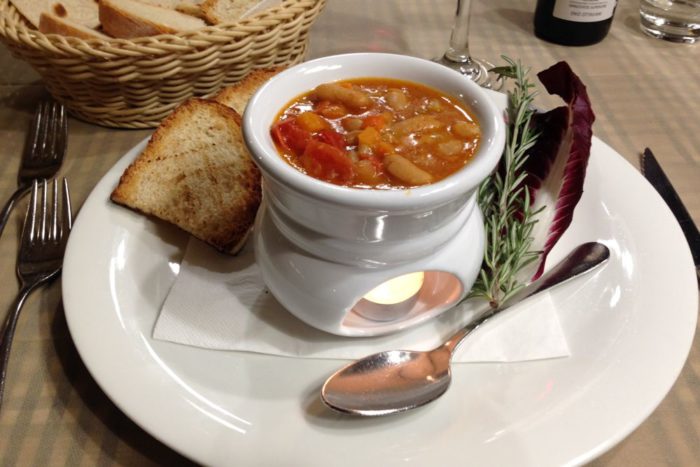 Zuppa di fagioli cannellini con sedano, carota e pomodoro fresco - L'Osteria Vecia - Misano Adriatico