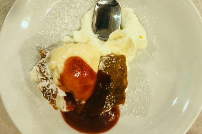 Croccante di mandorle con gelato alla vaniglia e coulis di fragole - Trattoria La Campagnola - Misano