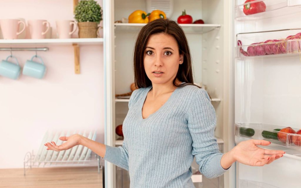 É VIETATO ma tutti lo fanno: 10 alimenti che non vanno MAI messi in frigo | Diventano duri e ammuffiscono subito