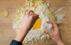 Una persona prepara la pasta fresca