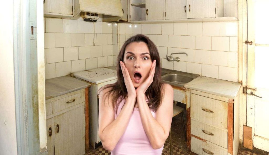 Metodi per pulire le piastrelle della cucina