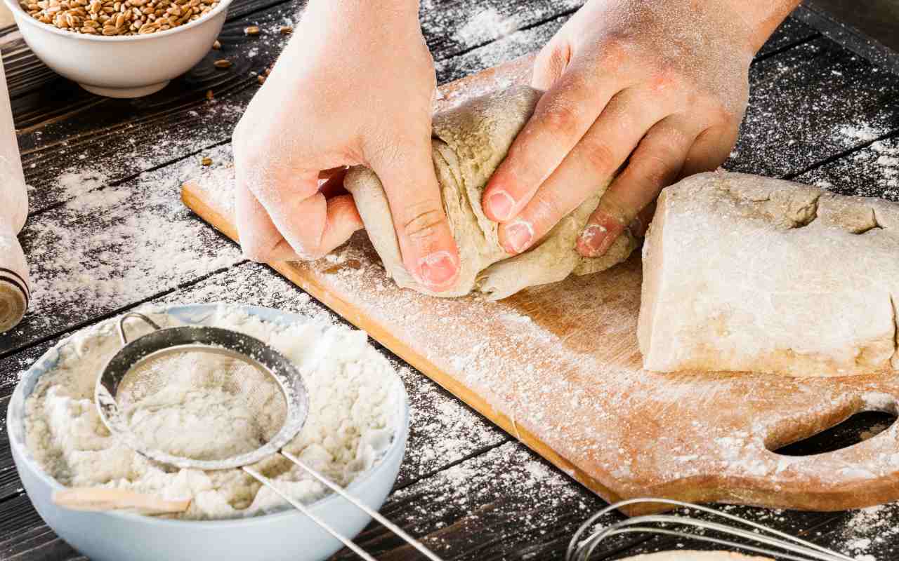 Una persona prepara l'impasto dell'erbazzone romagnolo