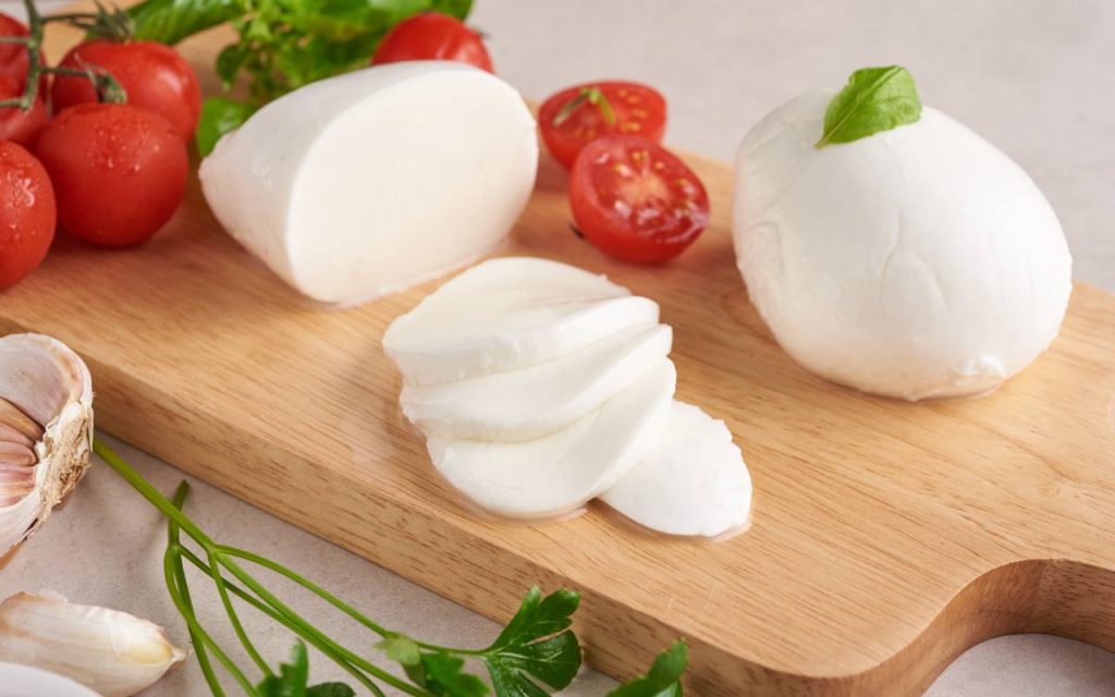 Mozzarella fresca a fette su un tagliere