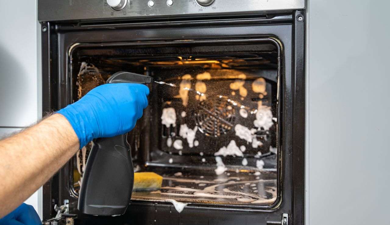 I prodotti per pulire il forno costano una tombola? Non comprarli più: questo mix micidiale costa meno di 50 centesimi