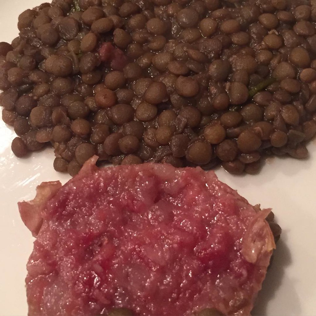 Il Capodanno tra sapori e tradizioni: cotechino, lenticchie e auguri di prosperità